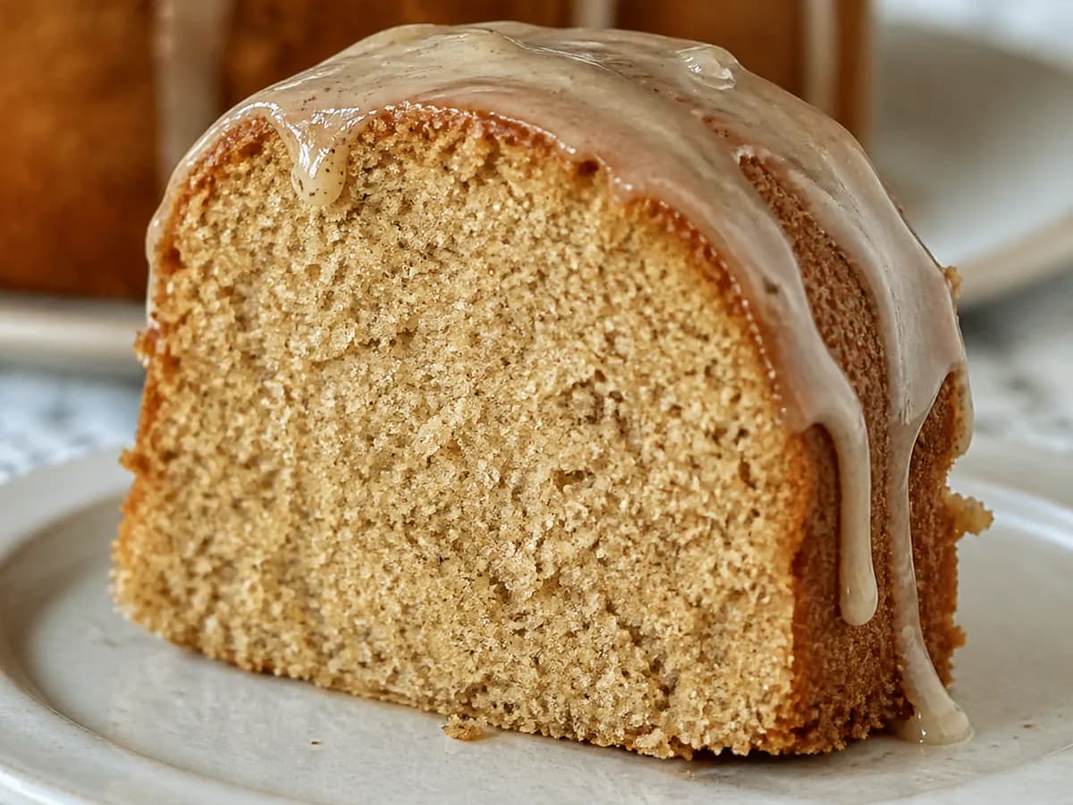 Pormenor de uma porção de Bolo de Canela Cremoso