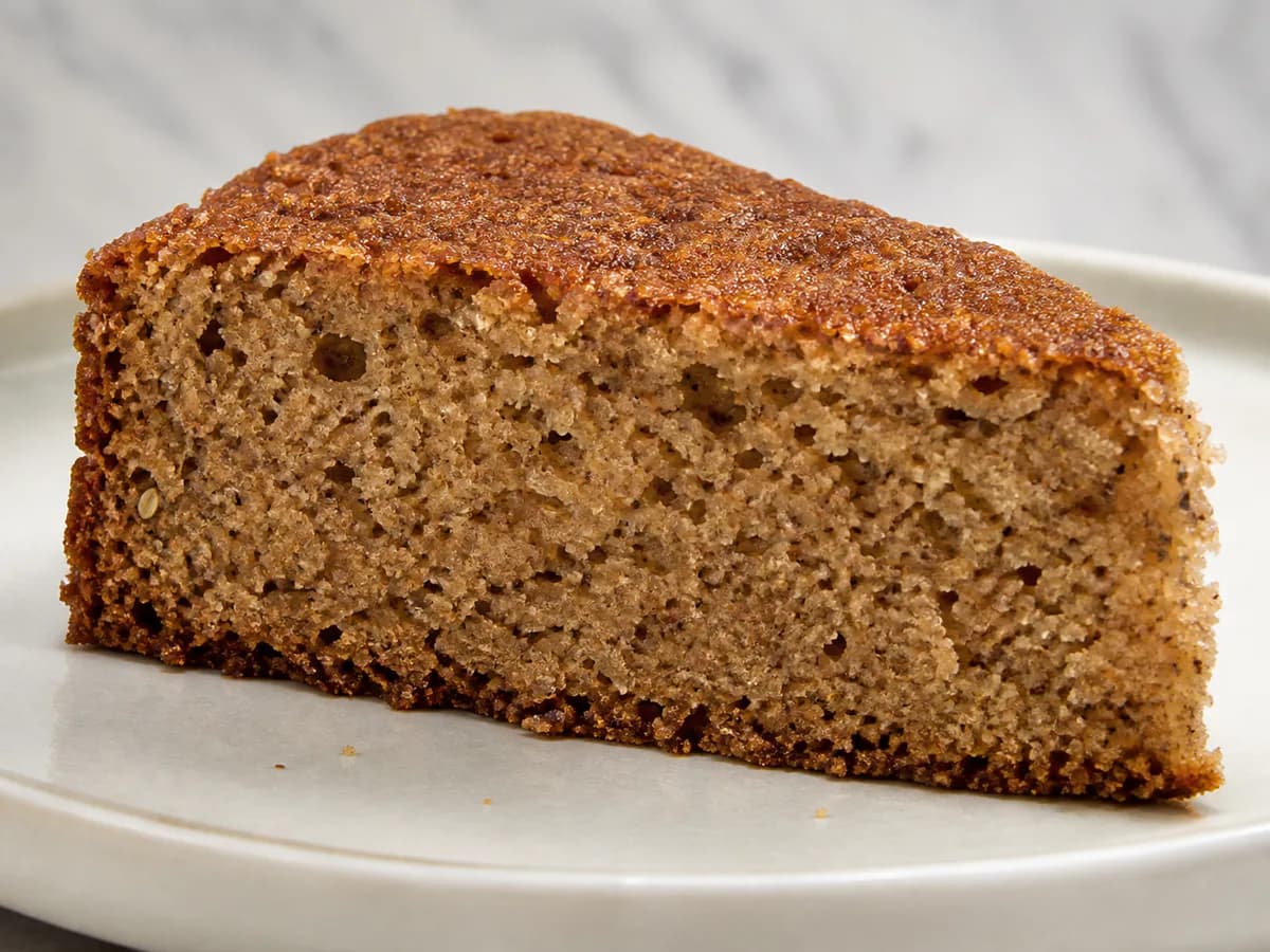 Pormenor de uma porção de Bolo de Canela e Erva-Doce