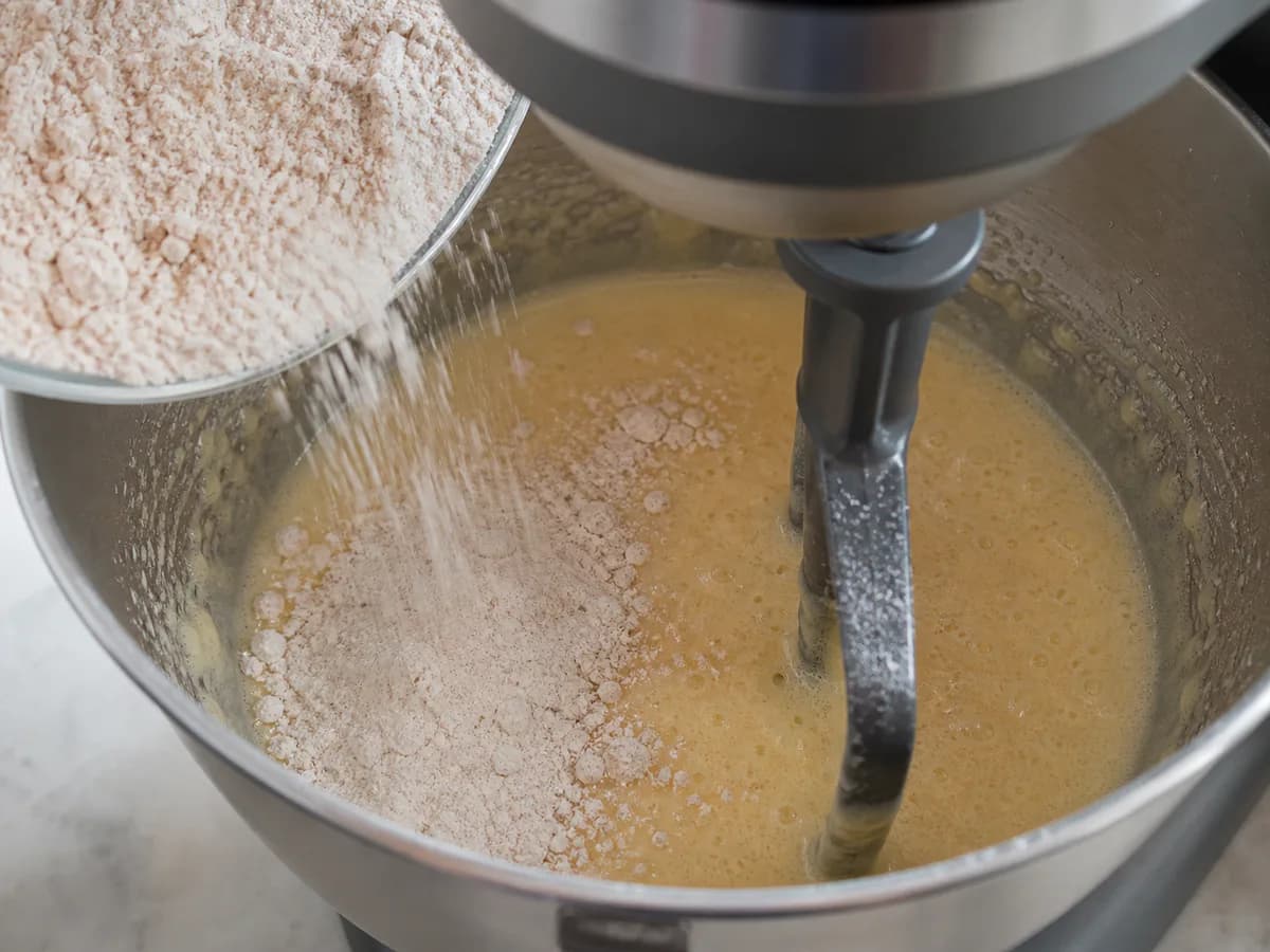 Preparação de Bolo de Canela Fofinho durante a confeção