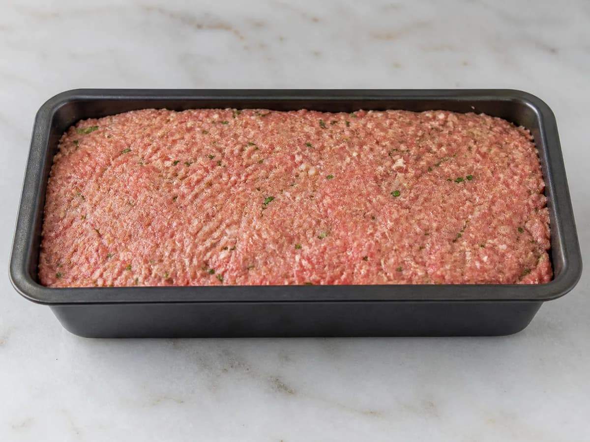 Preparação de Bolo de Carne Recheado à Portuguesa durante a confeção