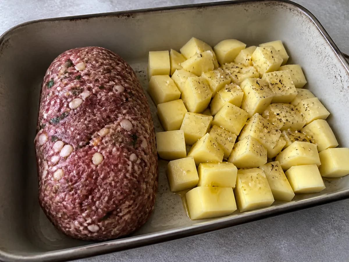 Preparação de Bolo de Carnes Assado com Batatas durante a confeção
