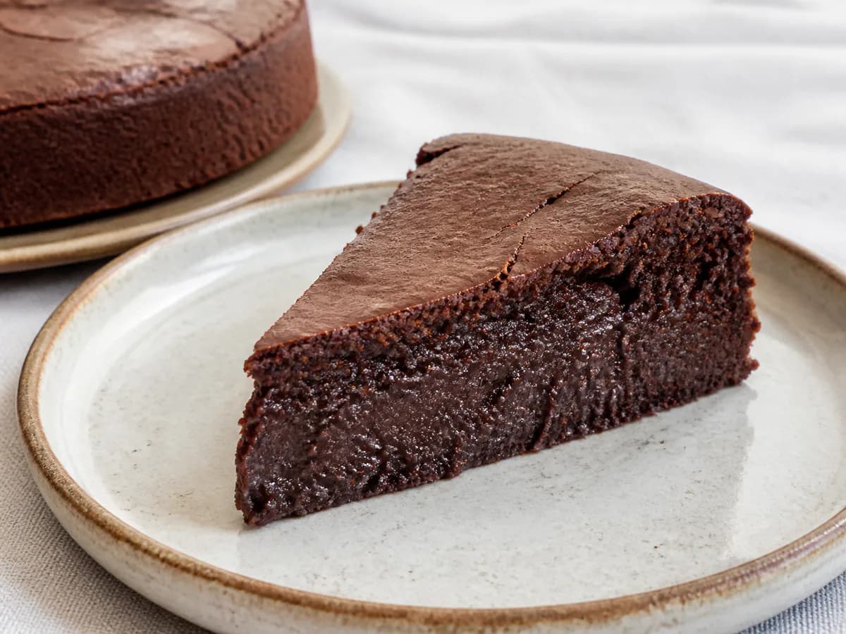 Pormenor de uma porção de Bolo de Castanhas e Chocolate