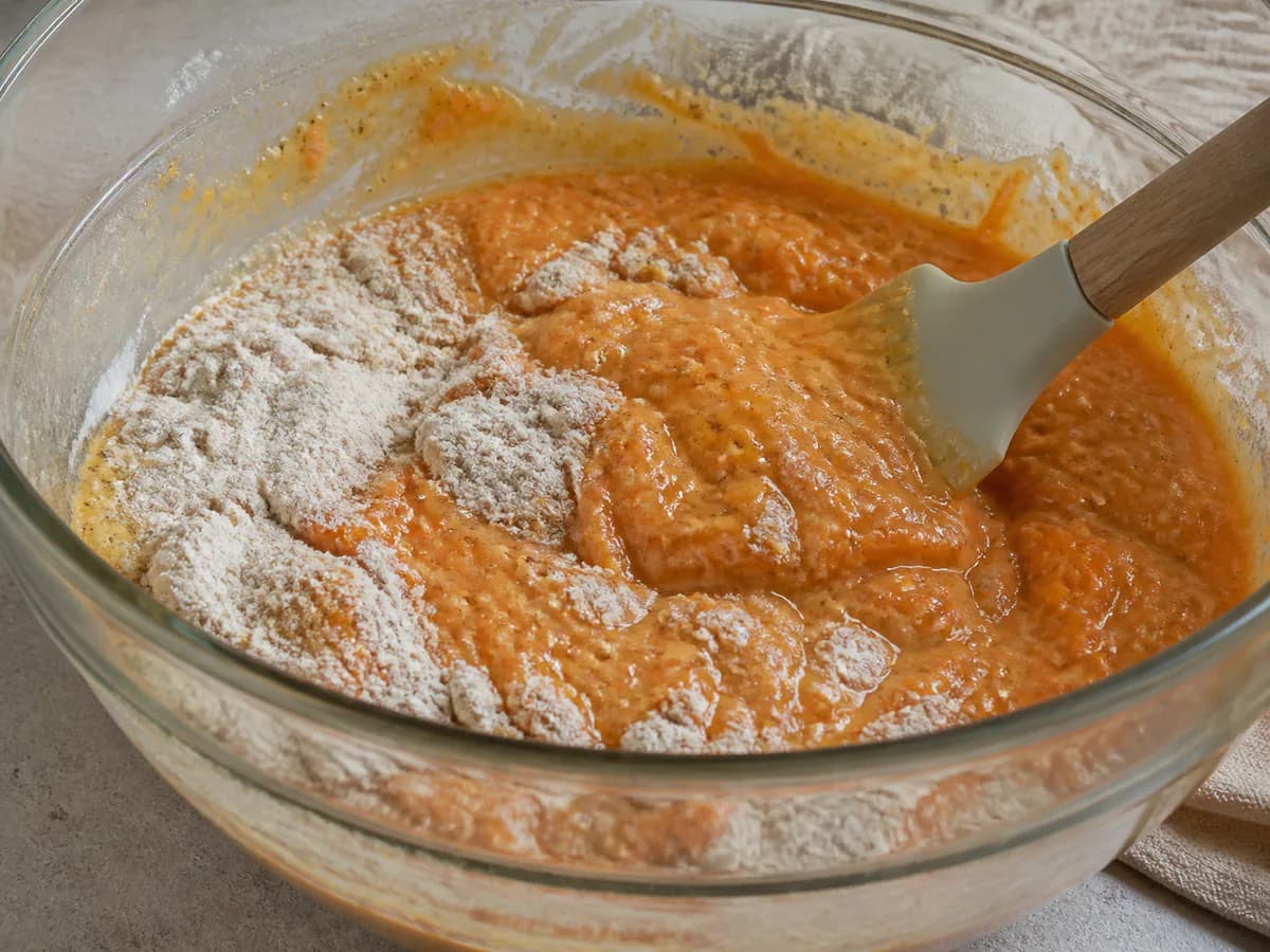Preparação de Bolo de Cenoura com Azeite e Especiarias durante a confeção