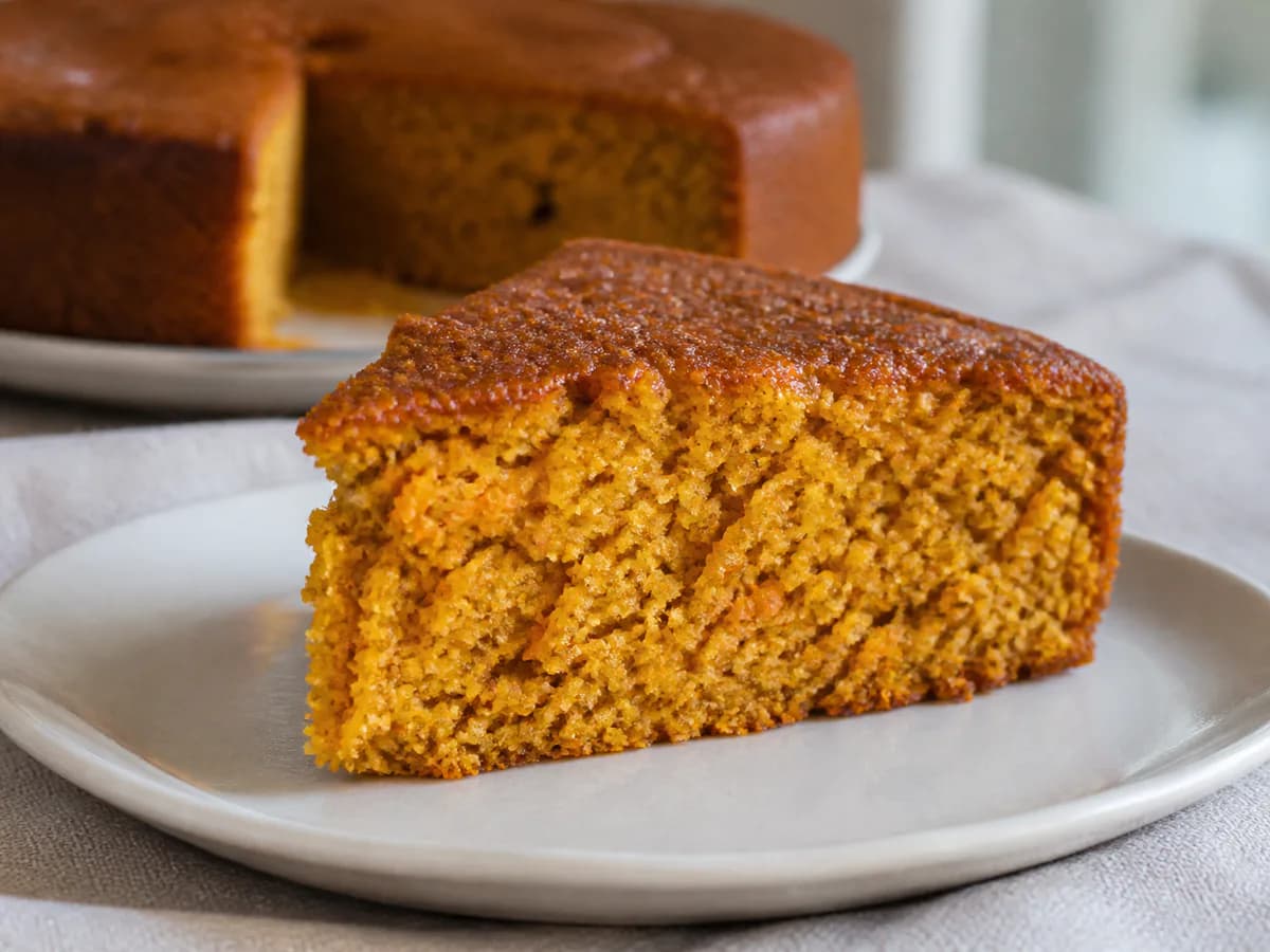 Pormenor de uma porção de Bolo de Cenoura com Azeite e Especiarias