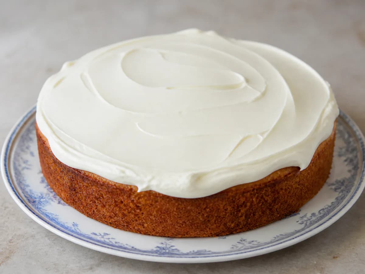 Bolo de Cenoura com Cobertura de Queijo Creme