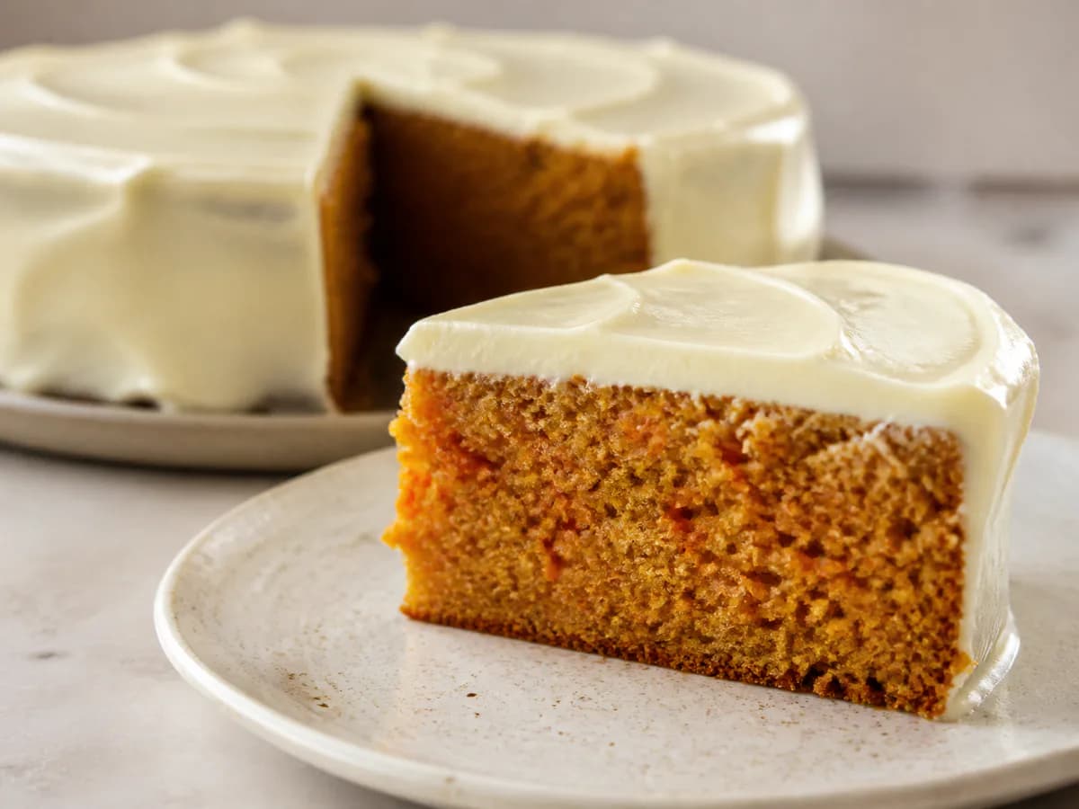 Pormenor de uma porção de Bolo de Cenoura com Cobertura de Queijo Creme