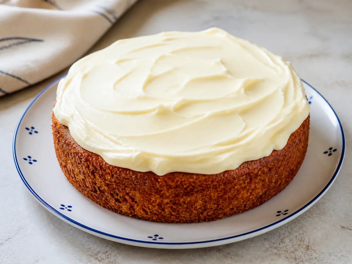 Bolo de Cenoura com Creme de Queijo