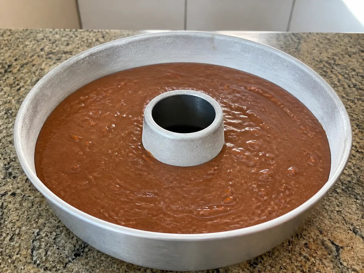 Preparação de Bolo de Cenoura e Chocolate durante a confeção