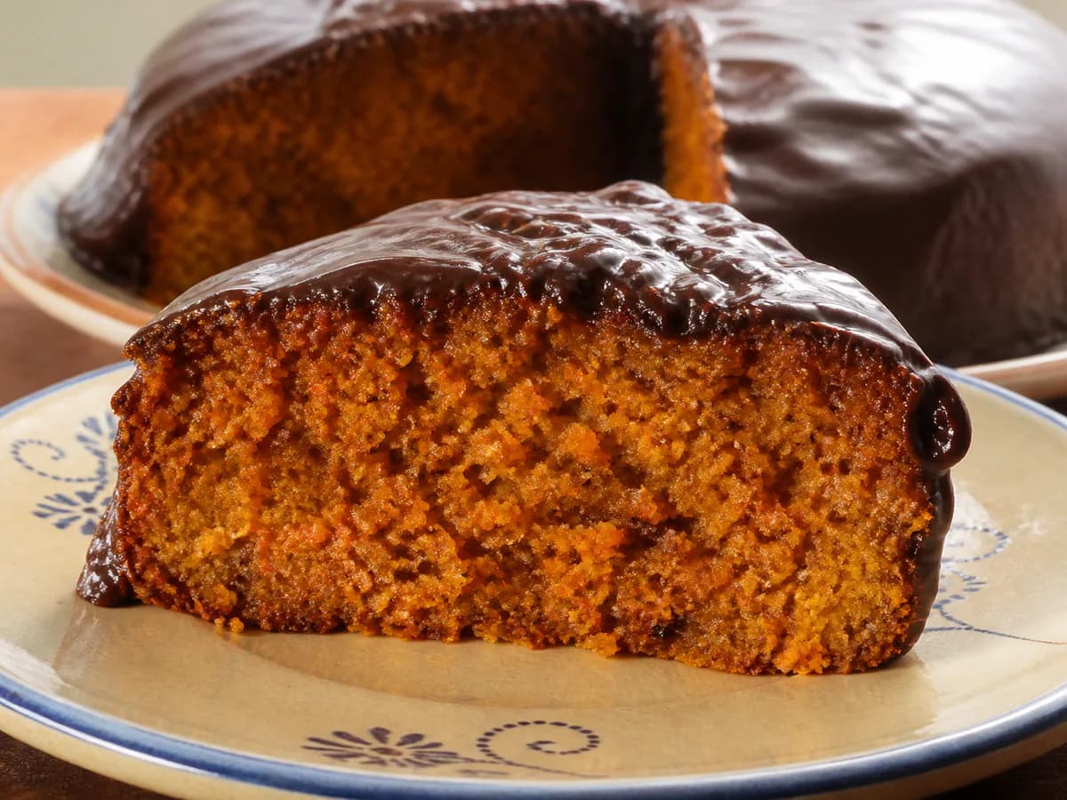 Pormenor de uma porção de Bolo de Cenoura e Chocolate