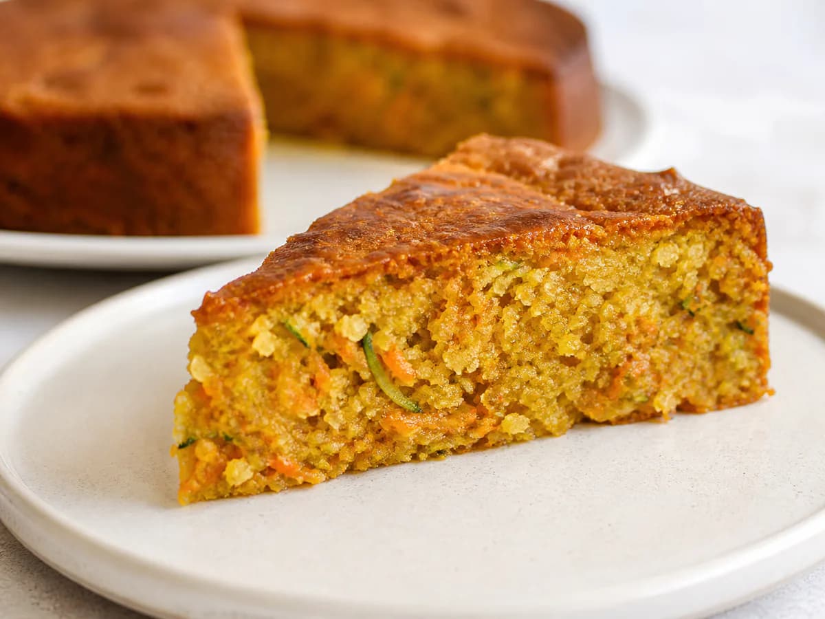 Pormenor de uma porção de Bolo de Cenoura e Courgete