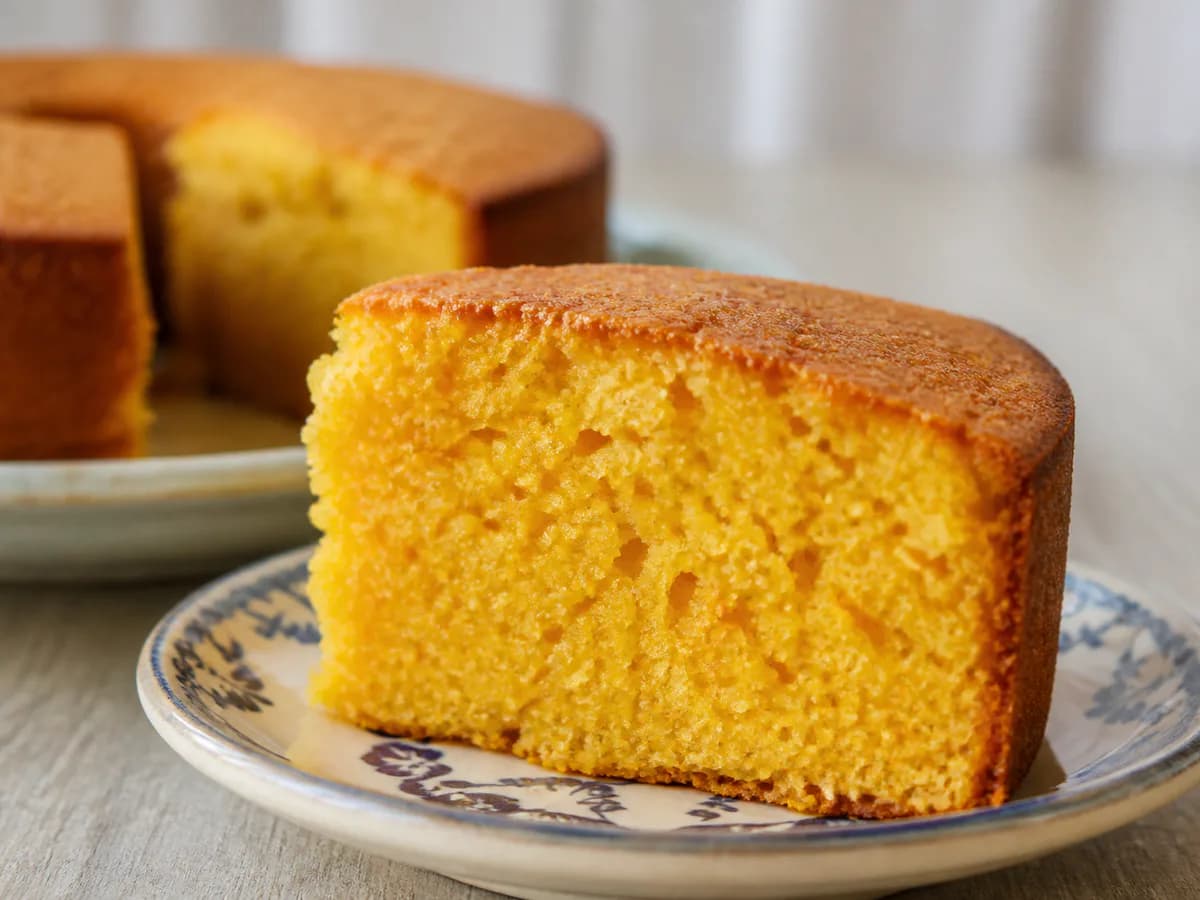 Pormenor de uma porção de Bolo de Cenoura e Laranja Maravilhoso