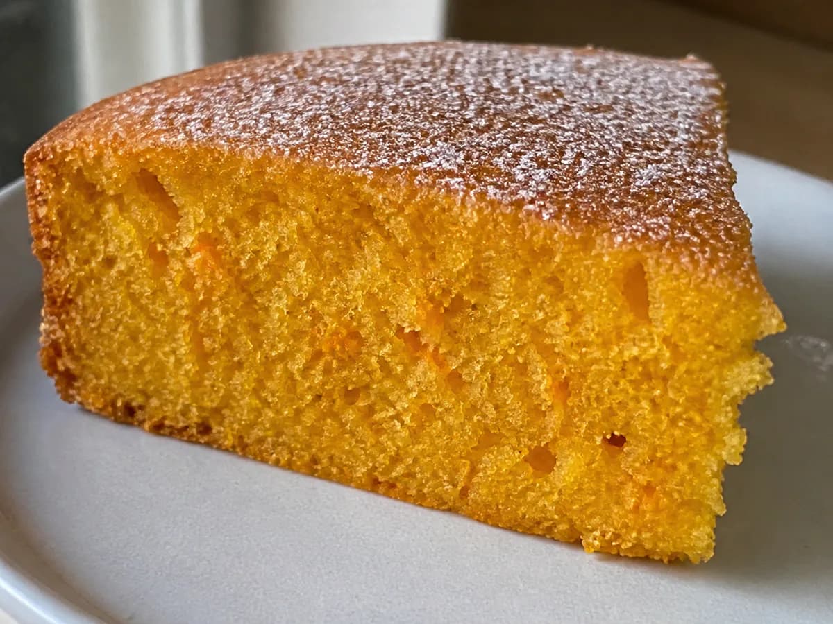 Pormenor de uma porção de Bolo de Cenoura Natalício de Receita Fácil