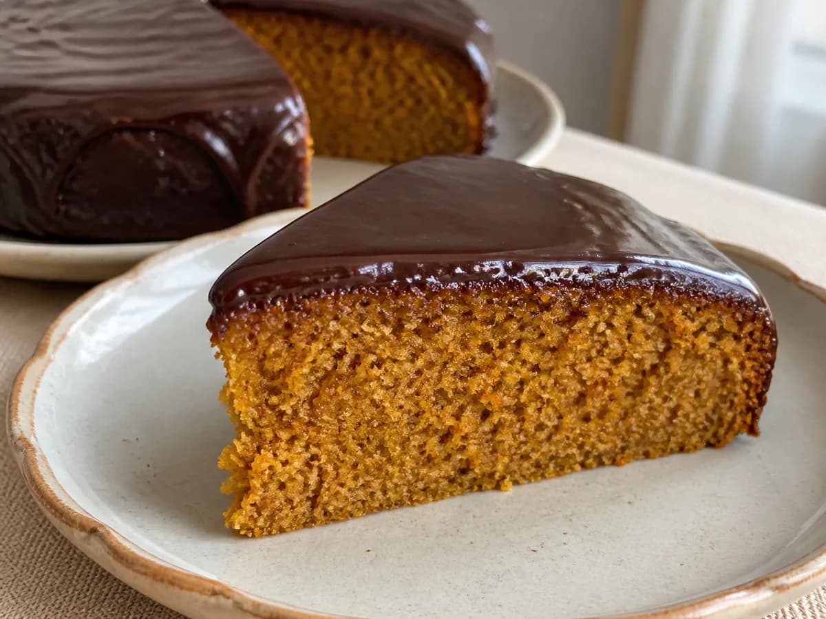 Pormenor de uma porção de Bolo de Cenoura Ralada com Cobertura de Chocolate