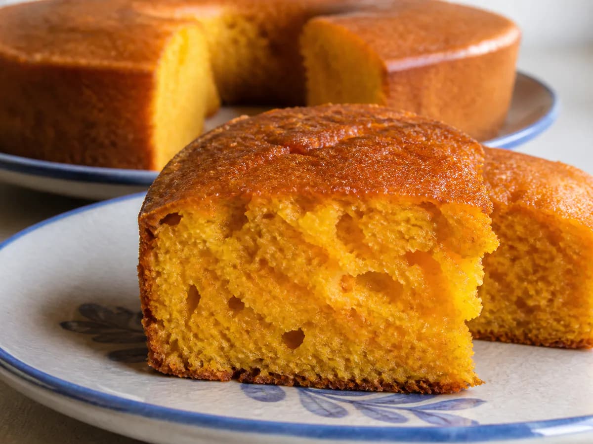 Pormenor de uma porção de Bolo de Cenoura Rapidíssimo