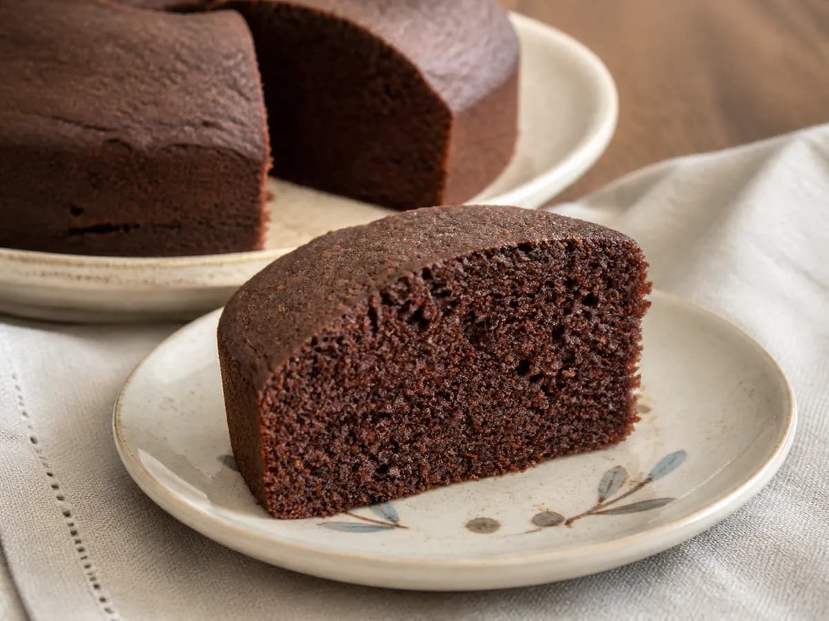 Pormenor de uma porção de Bolo de Chocolate com Água a Ferver