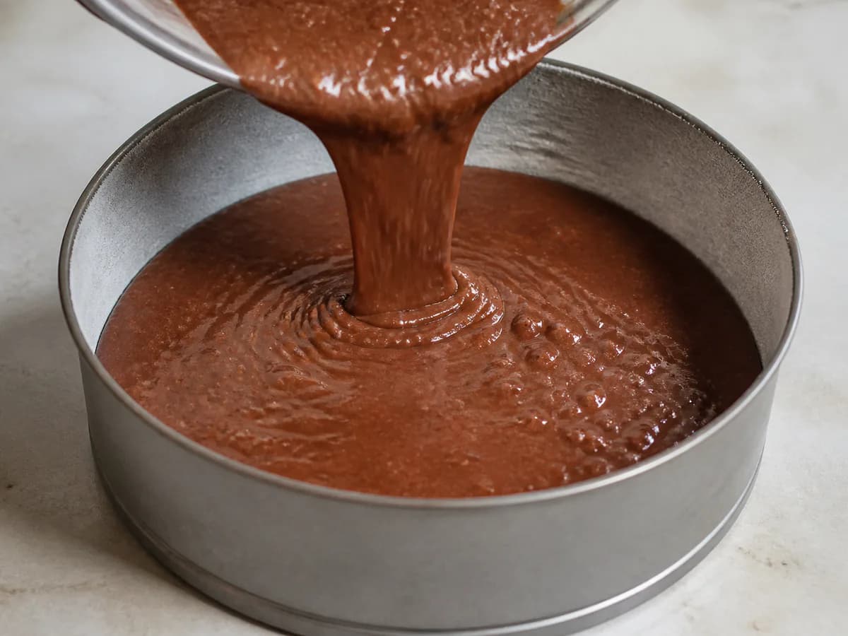 Preparação de Bolo de Chocolate com Cacau e Água a Ferver durante a confeção