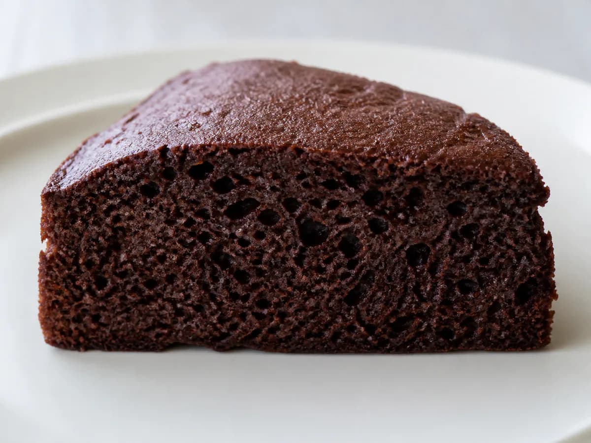 Pormenor de uma porção de Bolo de Chocolate com Cacau e Água a Ferver