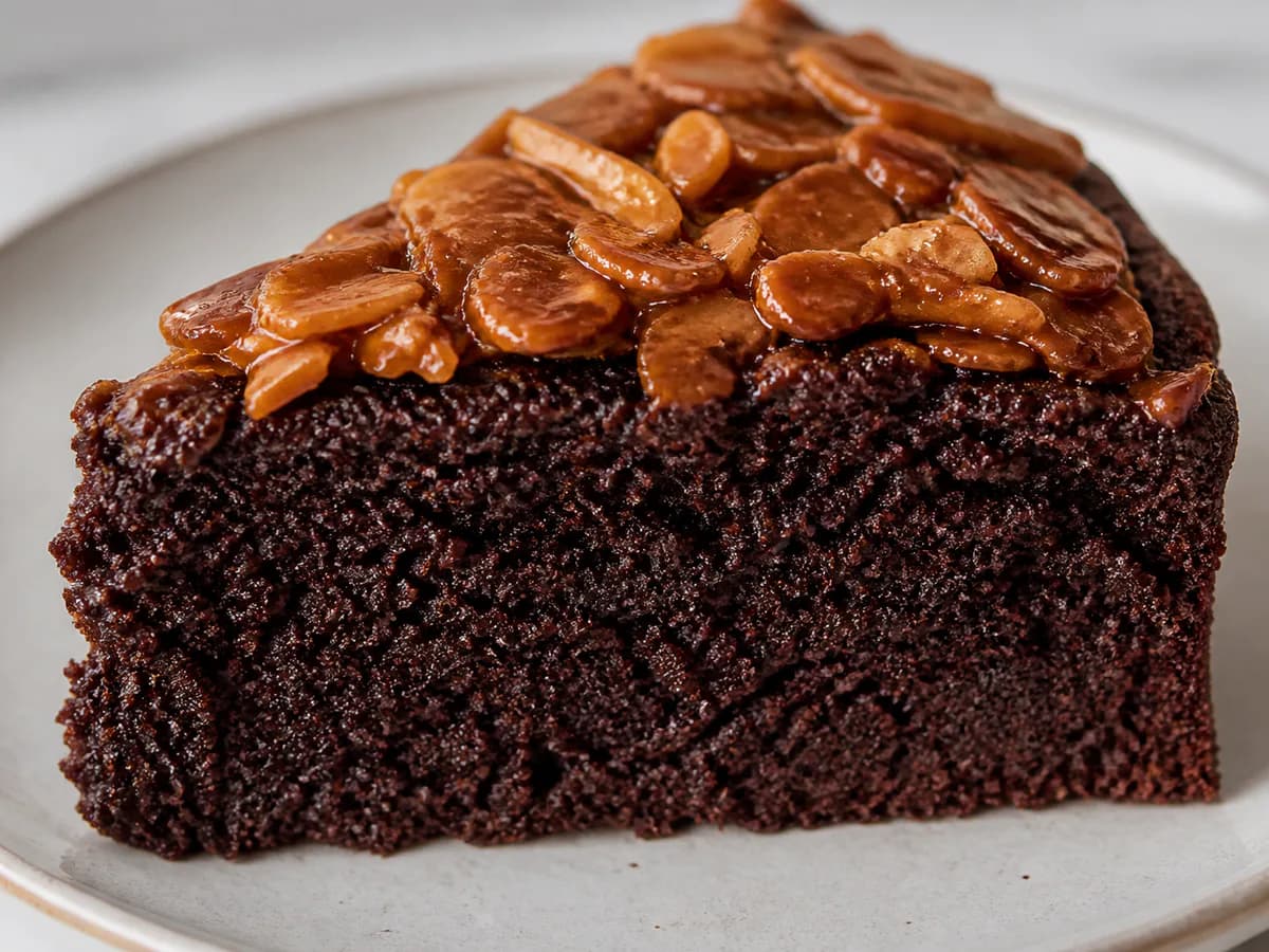 Pormenor de uma porção de Bolo de Chocolate com Amêndoas Caramelizadas