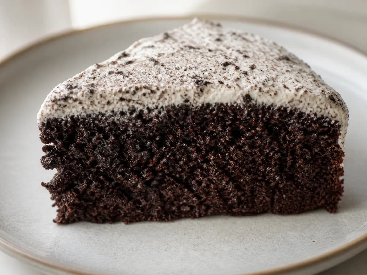 Pormenor de uma porção de Bolo de Chocolate com Cobertura de Oreo
