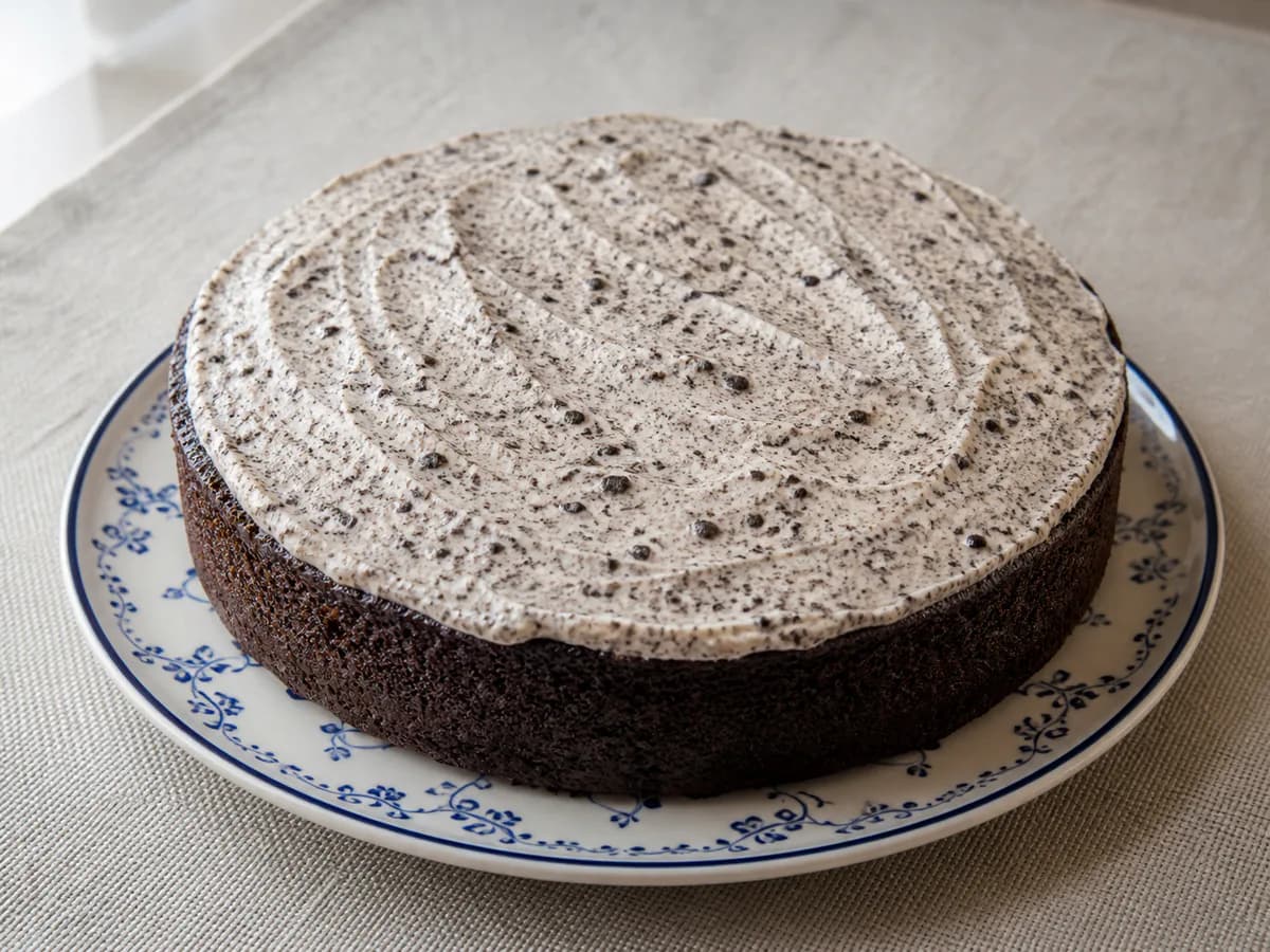 Bolo de Chocolate com Cobertura de Oreo