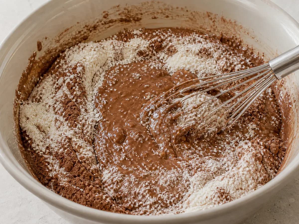 Preparação de Bolo de Chocolate com Coco durante a confeção