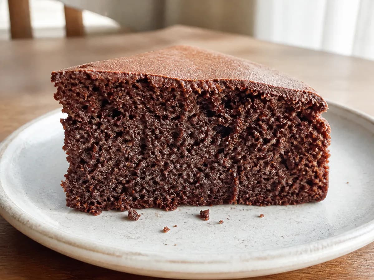 Pormenor de uma porção de Bolo de Chocolate Cremoso em 20 Minutos