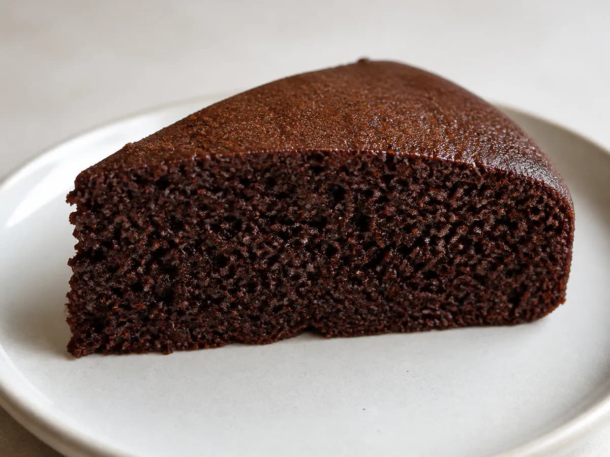 Pormenor de uma porção de Bolo de Chocolate Medido em Gramas