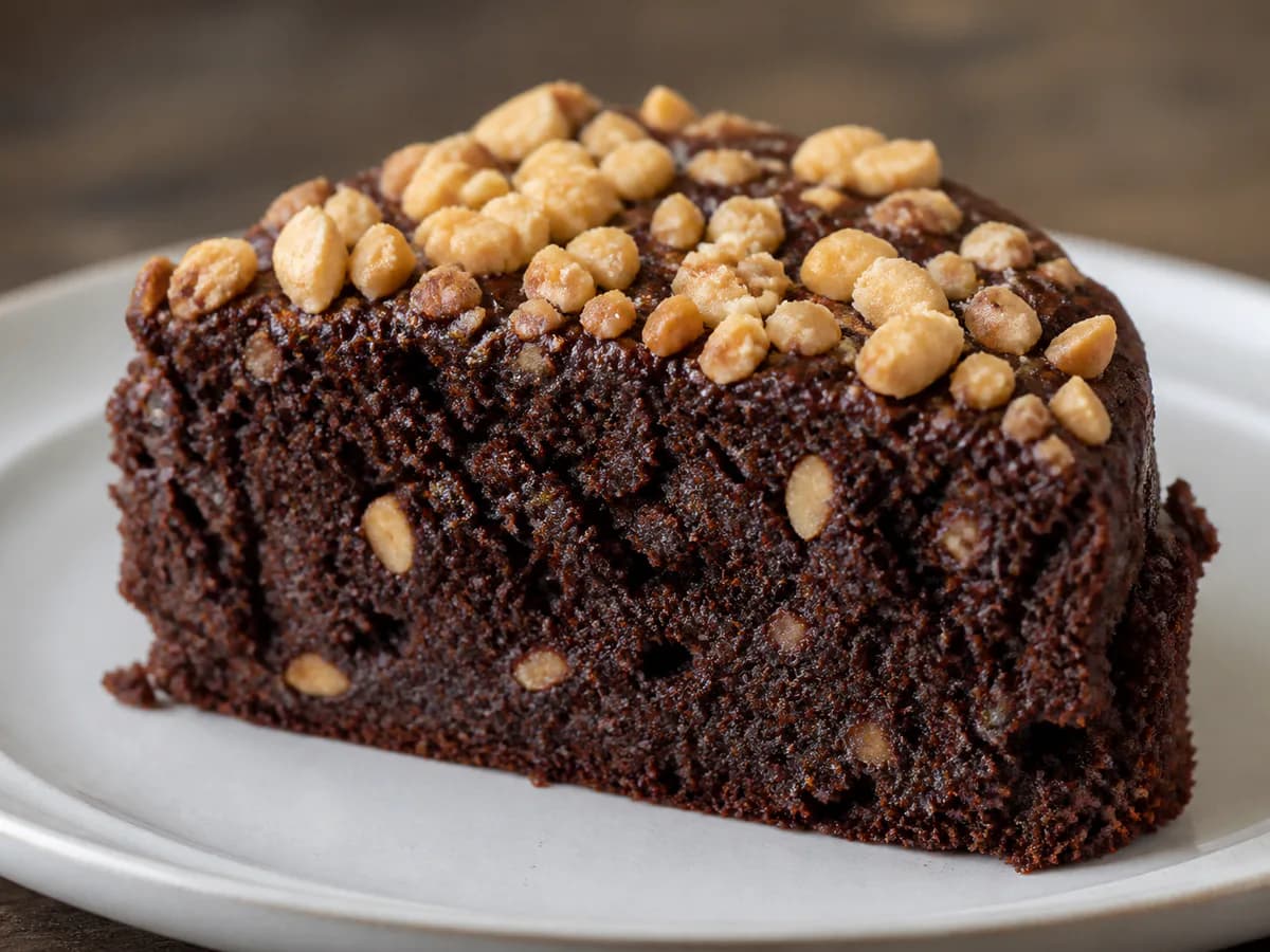 Pormenor de uma porção de Bolo de Chocolate e Amendoim