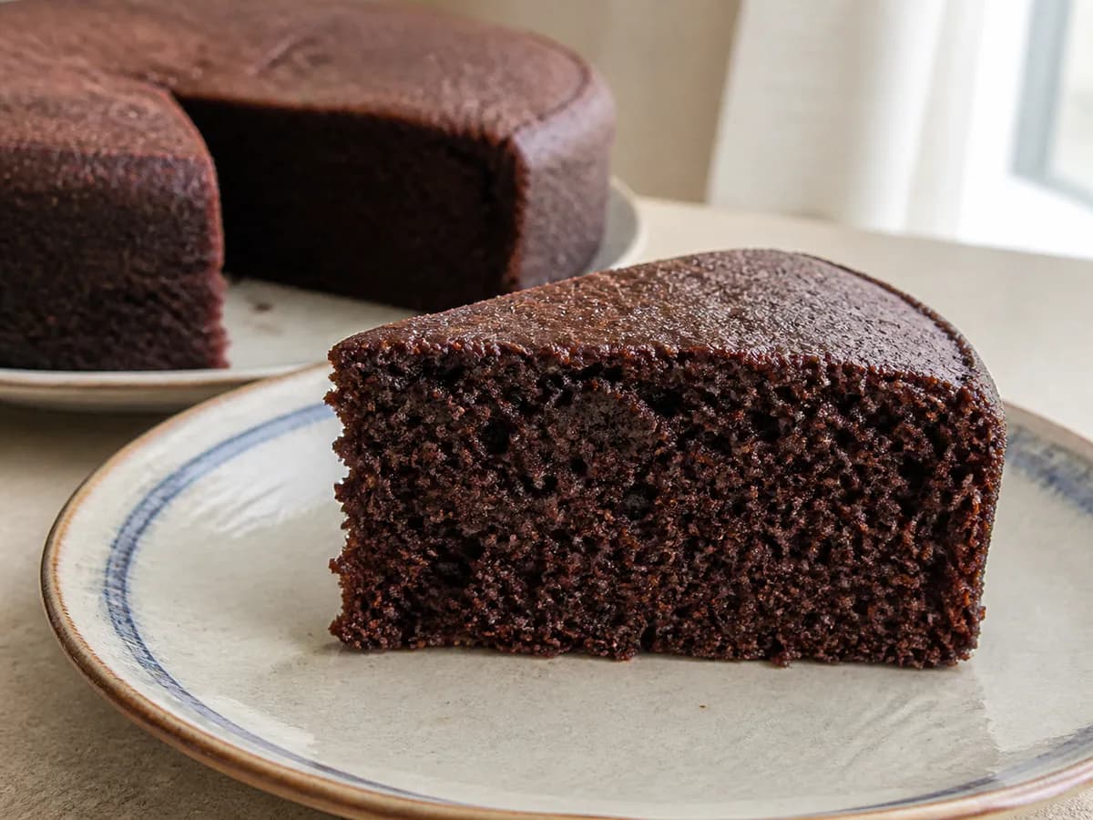 Pormenor de uma porção de Bolo de Chocolate e Café