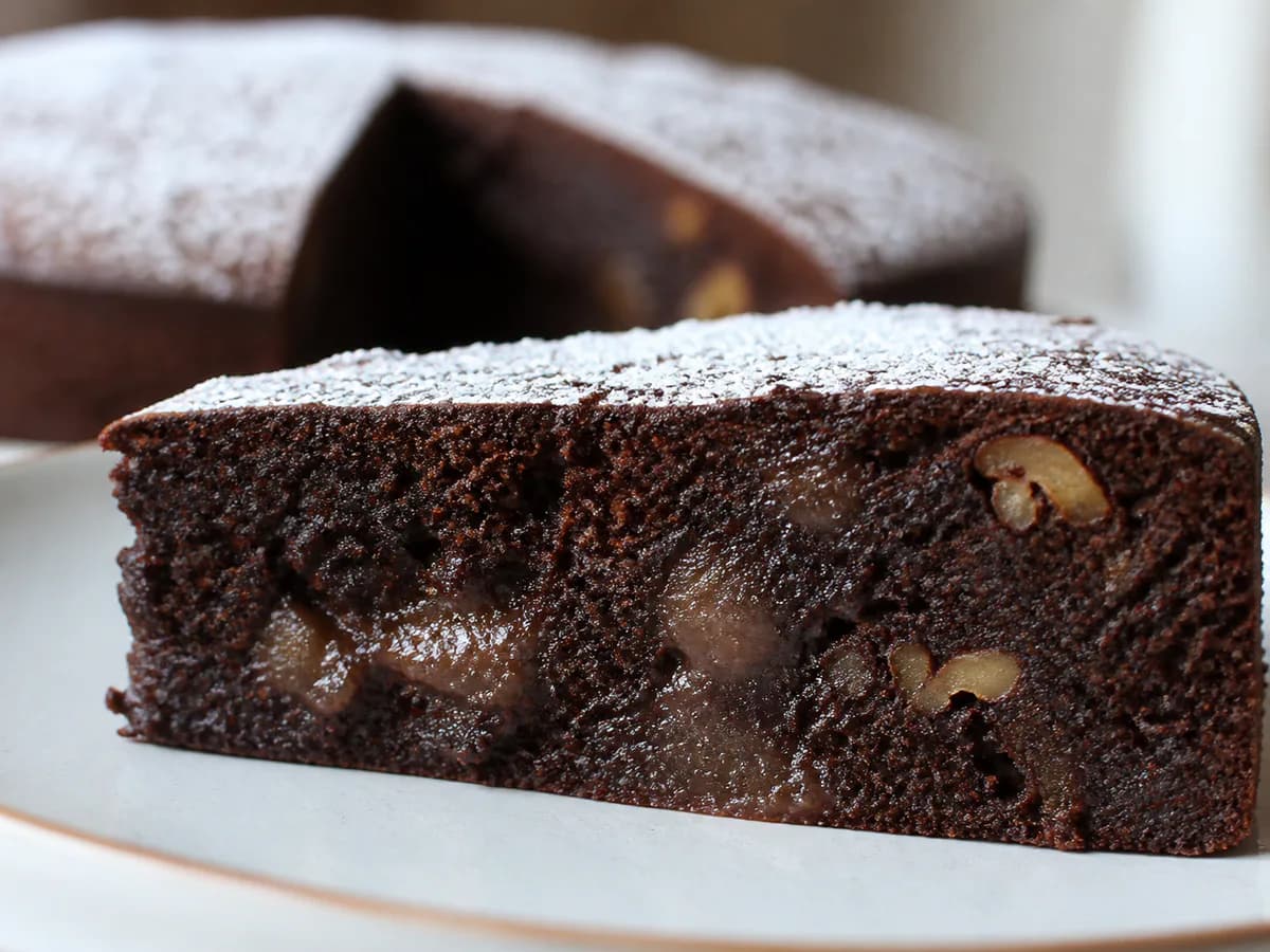 Pormenor de uma porção de Bolo de Chocolate e Compota de Castanhas