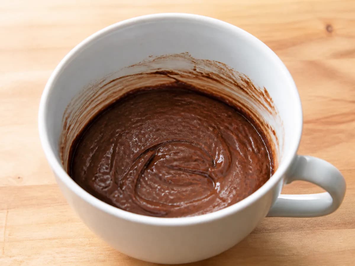 Preparação de Bolo de Chocolate e Nutella na Chávena durante a confeção
