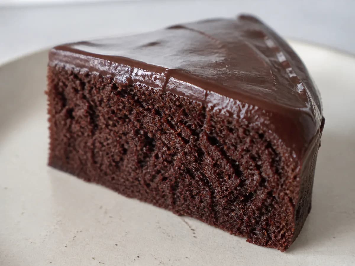 Pormenor de uma porção de Bolo de Chocolate Especial