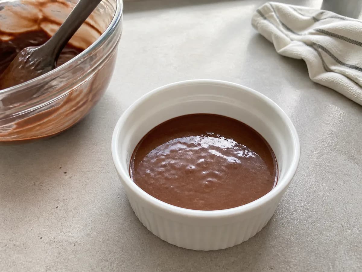 Preparação de Bolo de Chocolate no Micro-ondas com Cobertura Rápida durante a confeção