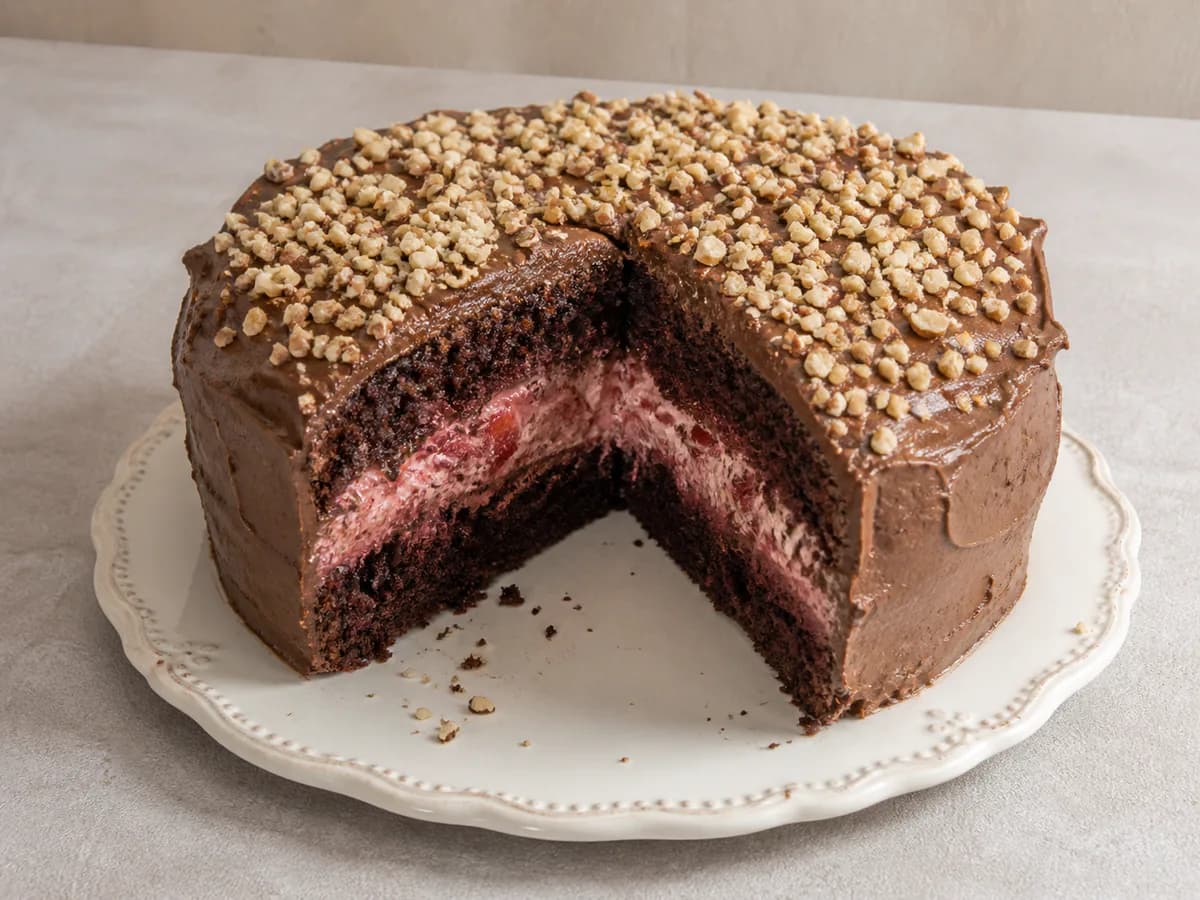 Bolo de Chocolate Recheado com Morangos e Praliné