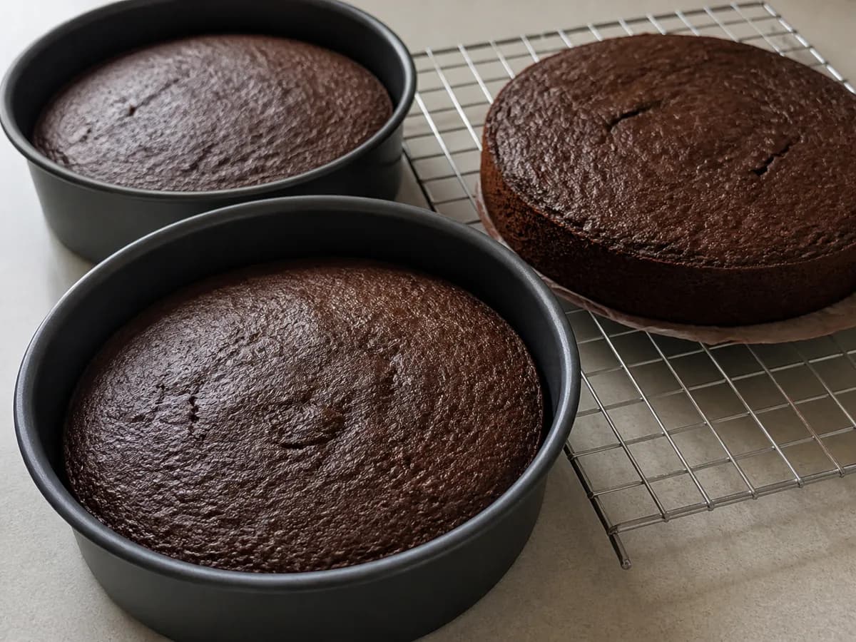 Preparação de Bolo de Chocolate Recheado com Morangos e Praliné durante a confeção