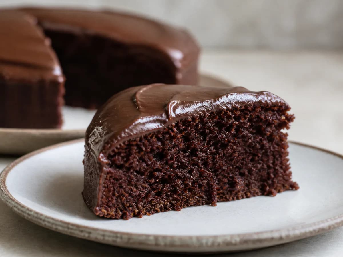 Pormenor de uma porção de Bolo de Chocolate que Sai Sempre Bem