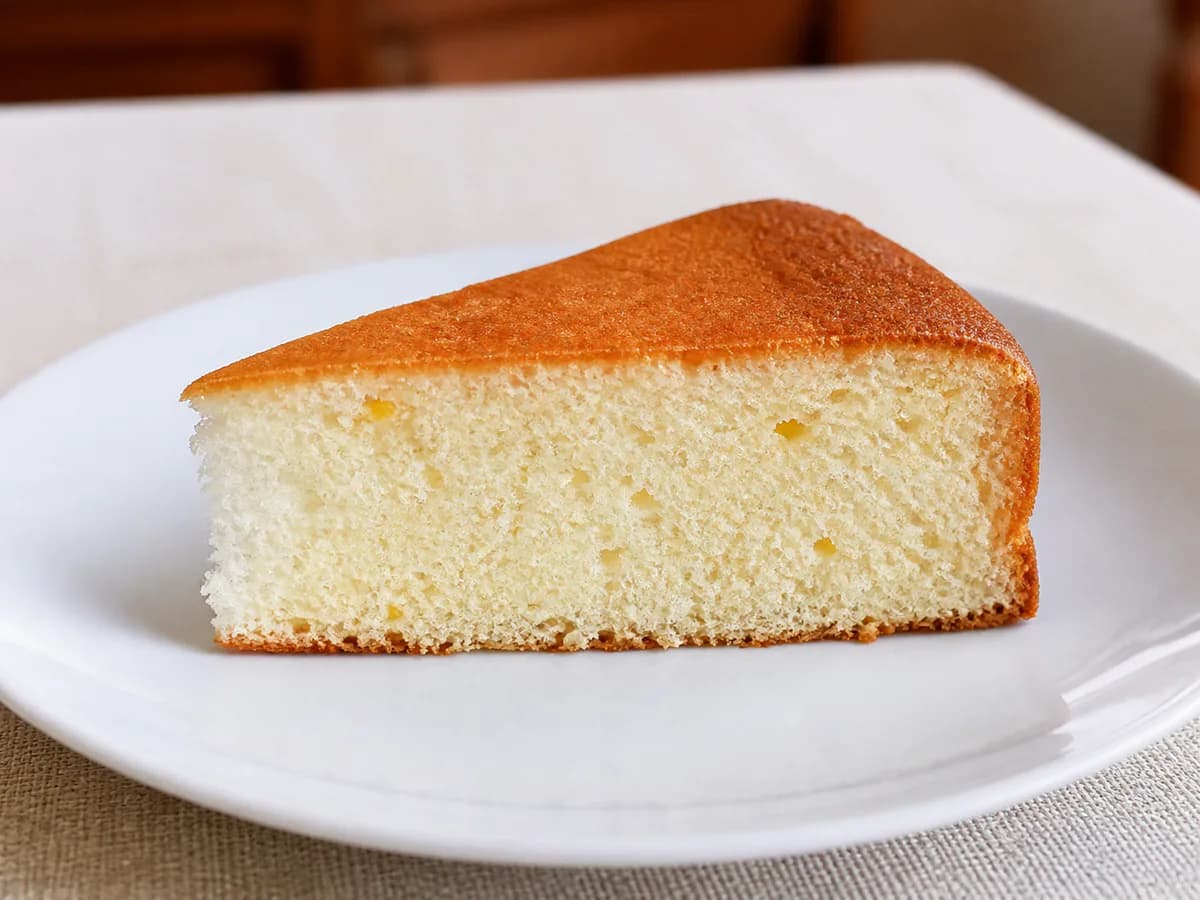 Pormenor de uma porção de Bolo de Claras com Limão e Baunilha