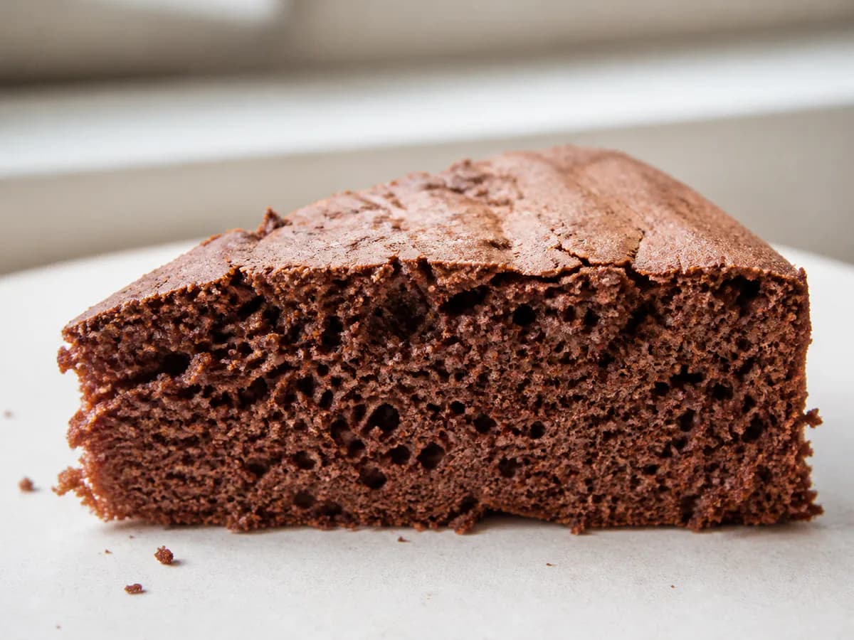 Pormenor de uma porção de Bolo de Claras e Chocolate Super Simples