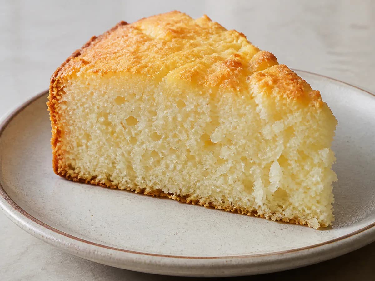 Pormenor de uma porção de Bolo de Claras com Limão e Coco