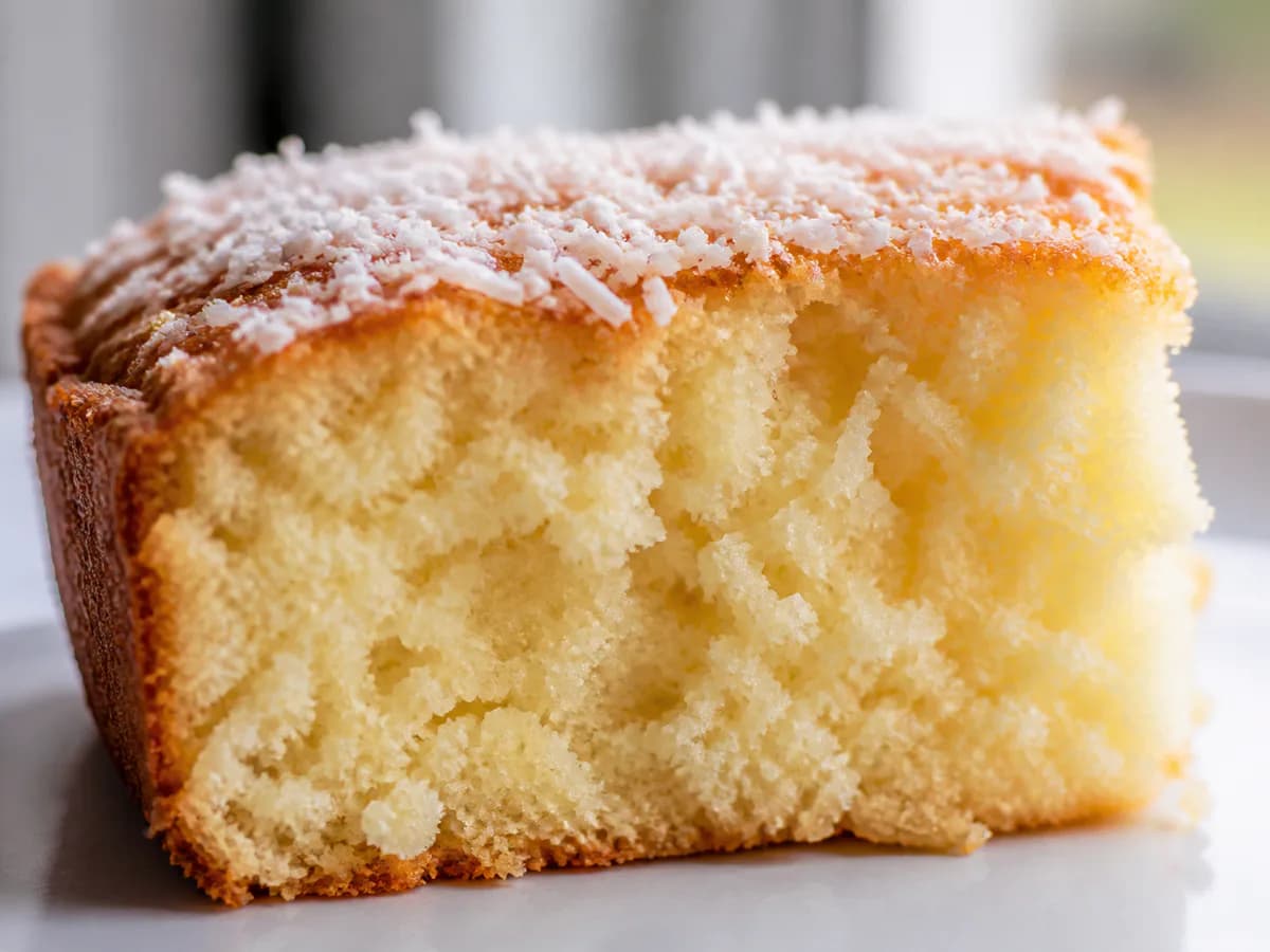 Pormenor de uma porção de Bolo de Coco Fofinho