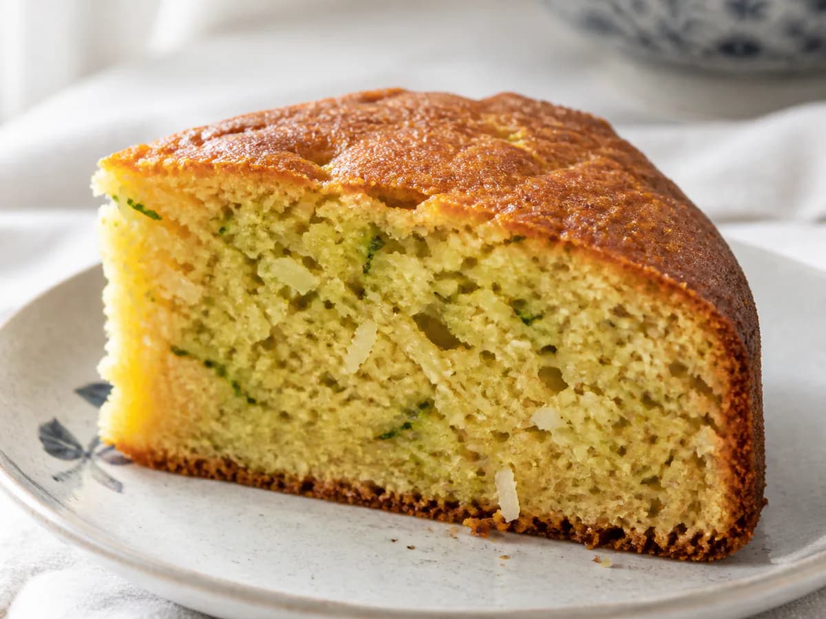 Pormenor de uma porção de Bolo de Curgete, Amêndoa e Coco