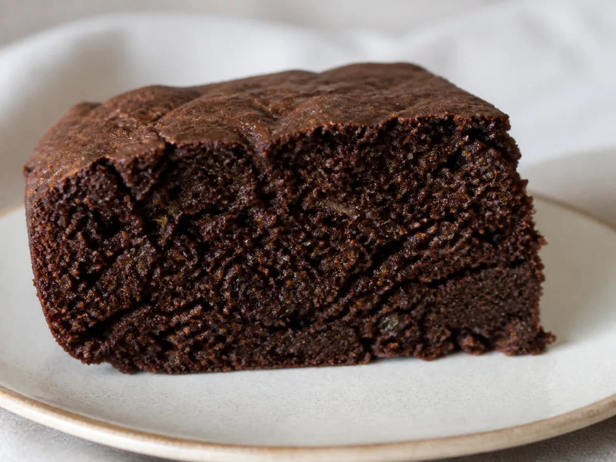 Preparação de Bolo de Curgete e Cacau durante a confeção