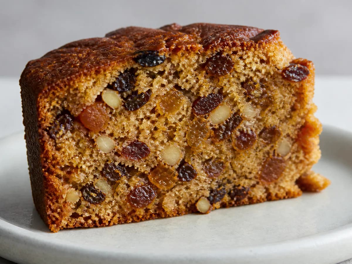 Pormenor de uma porção de Bolo de Frutos Natalício