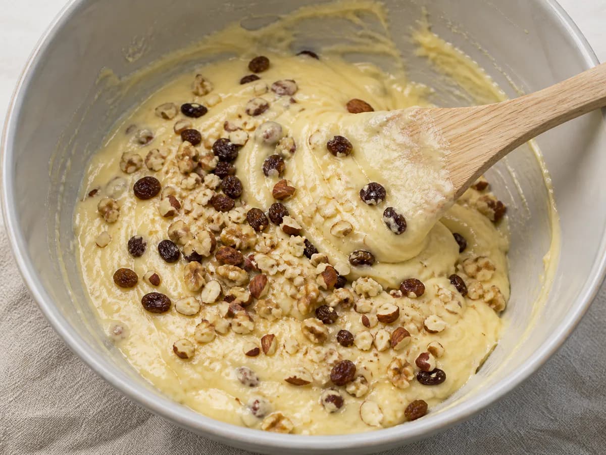 Preparação de Bolo de Frutos Secos, Iogurte e Limão durante a confeção
