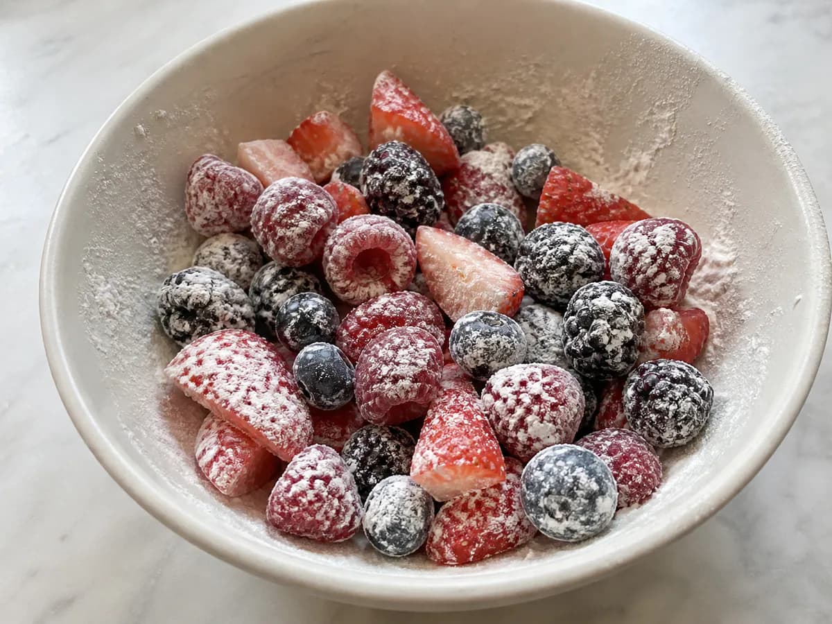 Preparação de Bolo de Frutos Vermelhos durante a confeção