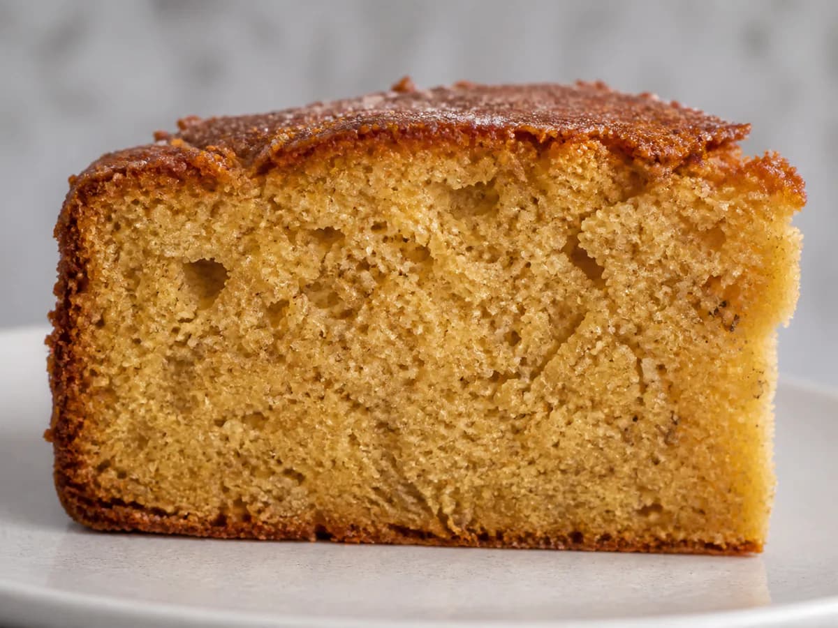 Pormenor de uma porção de Bolo de Iogurte, Canela e Erva-doce