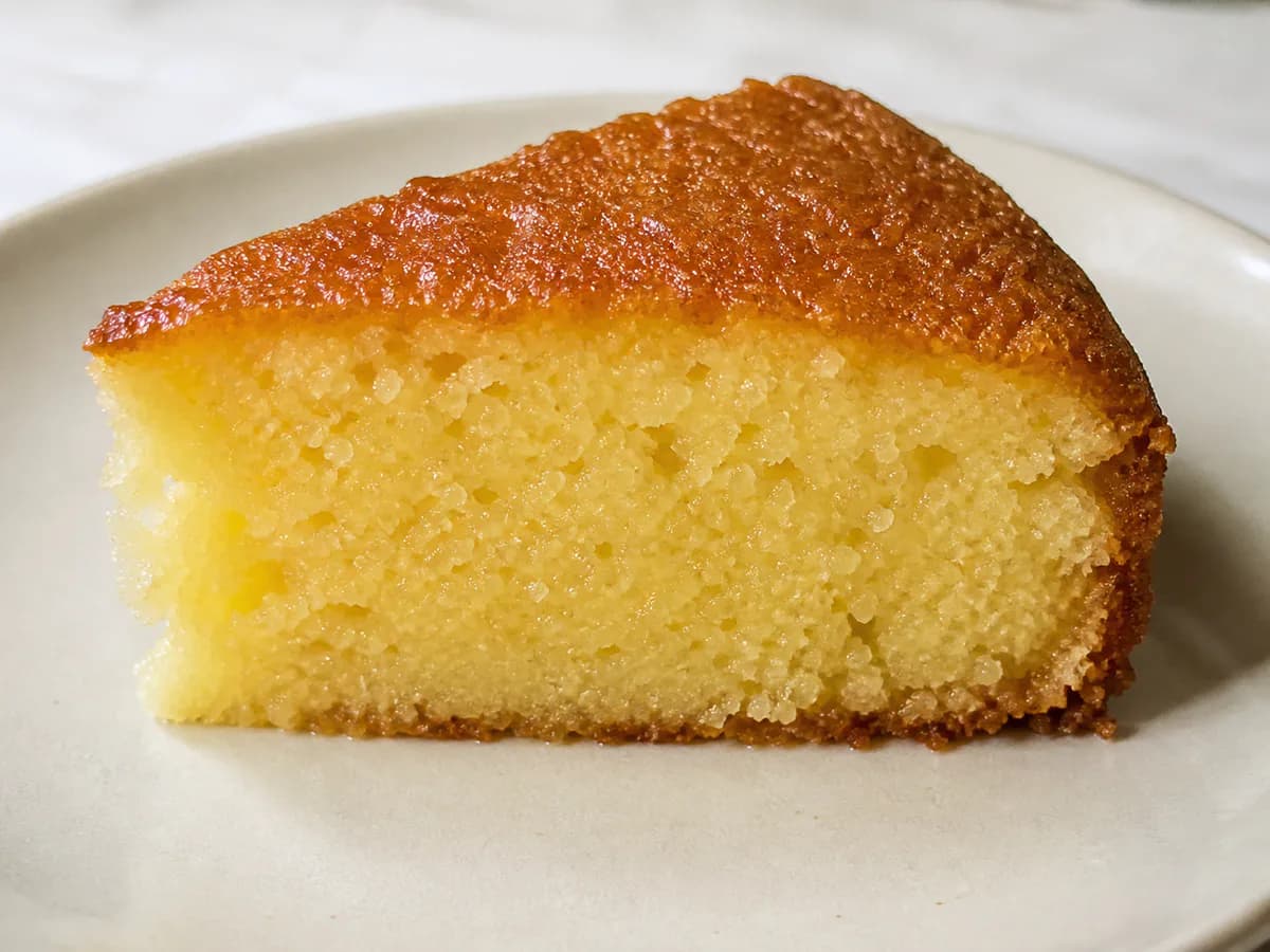 Pormenor de uma porção de Bolo de Iogurte com Xarope de Limão