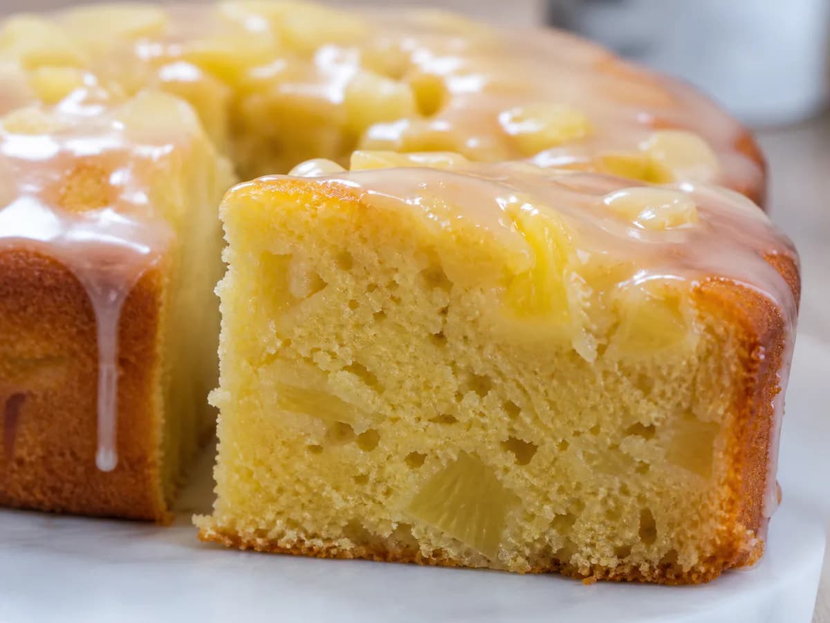 Pormenor de uma porção de Bolo de Iogurte com Ananás e Leite Condensado