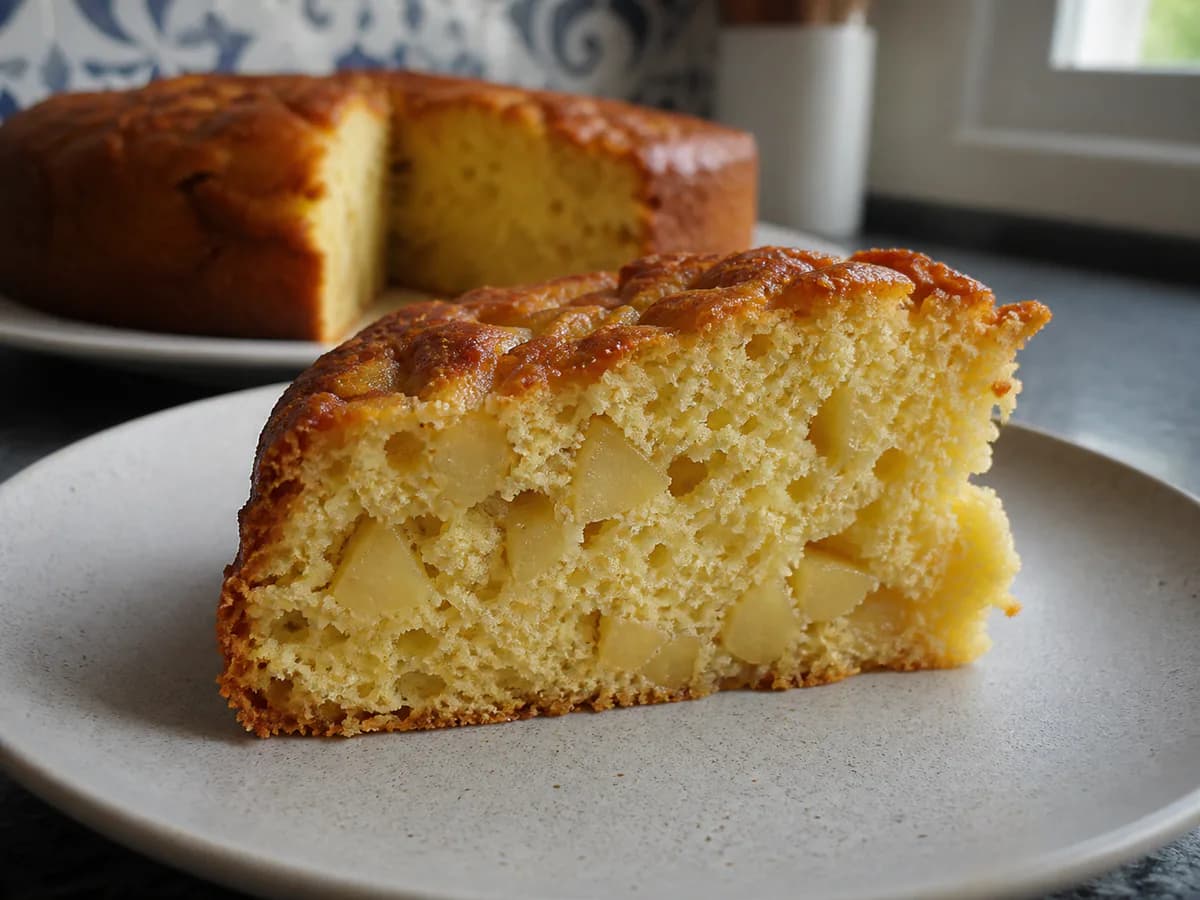 Pormenor de uma porção de Bolo de Iogurte e Maçã