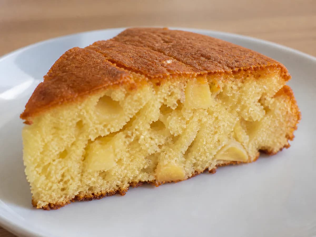 Pormenor de uma porção de Bolo de Iogurte, Maçã e Mel